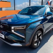 красивый синий кроссовер Lada Azimut на выставке