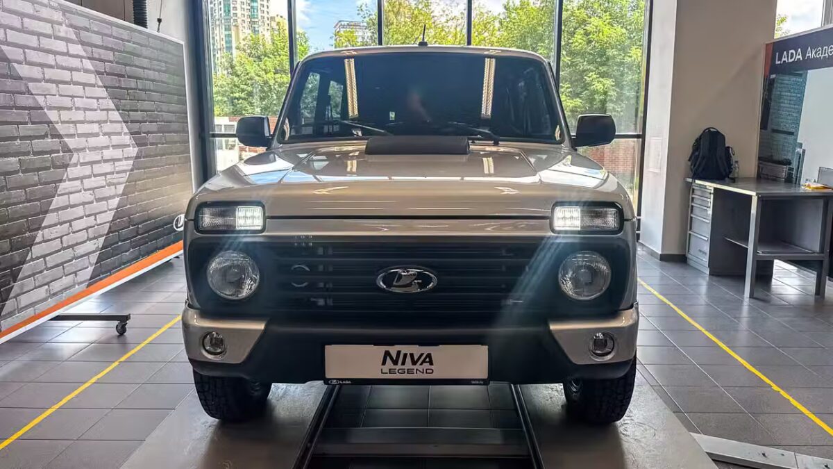 Lada Niva Legend получила 1,8-литровый мотор, подушку безопасности и частичную оцинковку 2 Лада Нива Легенда передняя часть автомобиля выставка