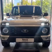 Lada Niva Legend получила 1,8-литровый мотор, подушку безопасности и частичную оцинковку 2 Лада Нива Легенда передняя часть автомобиля выставка