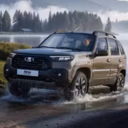 Lada Niva Travel и Niva Legend обошли Geely Monjaro в топе полноприводных авто 1 Внедорожник Lada Niva Travel едет по берегу реки