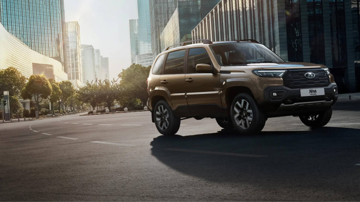 Lada Niva Travel стала самым популярным полноприводным автомобилем в России 4 Джип Lada Niva Travel на городской улице