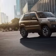Lada Niva Travel стала самым популярным полноприводным автомобилем в России 6 Джип Lada Niva Travel на городской улице