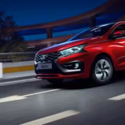 Lada Vesta и Lada Iskra получат новые моторы, продажи таких машин стартуют до конца 2026 года 1 Красный седан Lada Iskra на ночной дороге