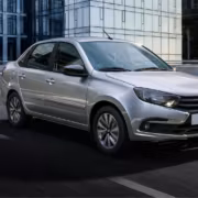 Lada возглавила продажи новых легковых автомобилей в России в июле 3 Лада Гранта на улице в городе Здание
