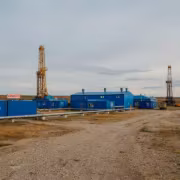 Буровая установка и техника Газпром нефти в пустыне