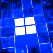 Тёмное синее изображение с светящимся логотипом Windows среди квадратов