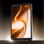 Планшет Lenovo Lecoo P900A на подставке светлый фон