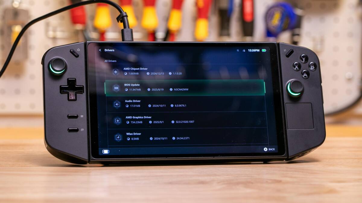 Планшет Lenovo Legion Go с экраном и кнопками