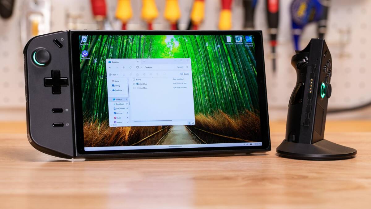 Планшет Lenovo Legion Go с экраном и игровым контроллером