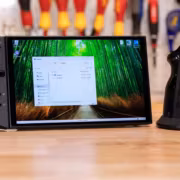 Планшет Lenovo Legion Go с экраном и игровым контроллером