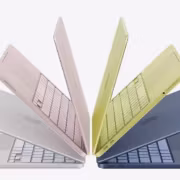 семь ноутбуков IdeaPad Vibe в различных цветах в разложенном виде