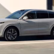 Li Auto L6 в России: скидку урезали на 200 000 рублей 1 Электромобиль Li Auto L6 движется по дороге