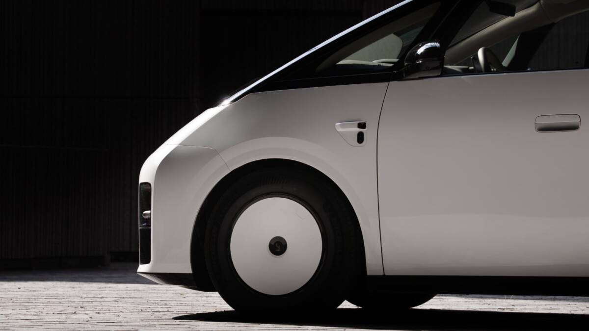 Li Auto сравнил новый Mega с первым iPhone 3 Передняя часть авто Li Auto Mega серого цвета