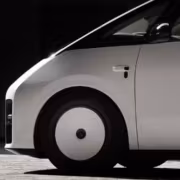 Передняя часть авто Li Auto Mega серого цвета