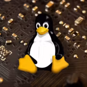 Linux 7.3-rc1 вышел с 40,98 млн строк кода и 6,52 млн строк у AMD-драйвера 2 Тигр в виде логотипа Linux на печатной плате