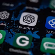 Скриншот мобильных приложений AI Chat GPT и других на экране телефона