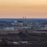 Завод и дымовые трубы АЭС Пакш-2 на горизонте