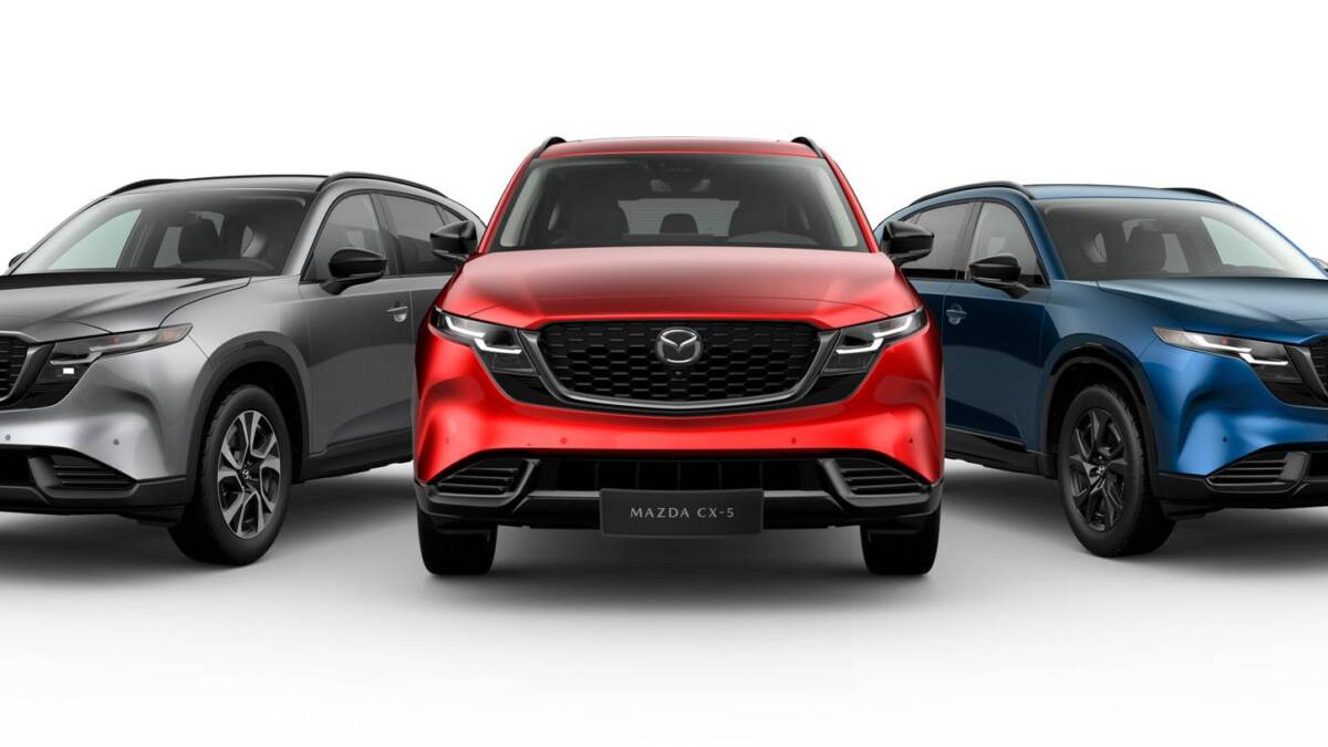 Три новых машини Mazda CX-5 разных цветов. Модель Mazda CX-5