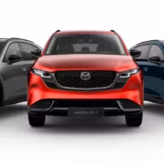 Три новых машини Mazda CX-5 разных цветов. Модель Mazda CX-5