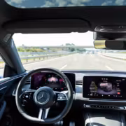 Mercedes-Benz возвращает физические кнопки после перегиба с экранами 1 интерьер Mercedes-Benz с экраном и рулём