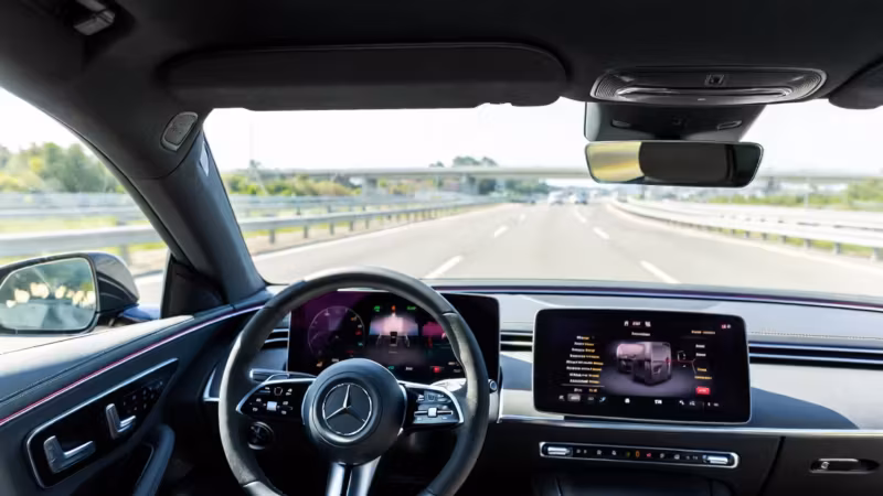 интерьер Mercedes-Benz с экраном и рулём