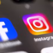 Экран смартфона с иконками Facebook и Instagram Meta иск