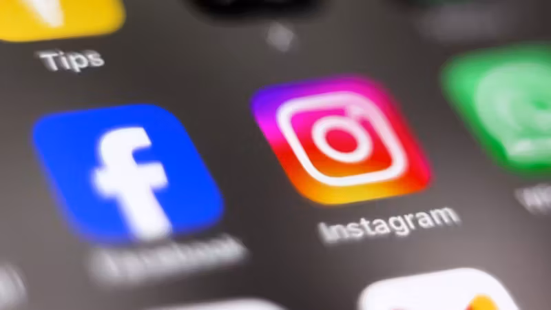 Экран смартфона с иконками Facebook и Instagram Meta иск