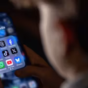 Мобильный телефон с папкой соцсетей и Instagram