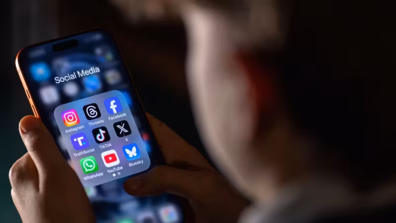 Мобильный телефон с папкой соцсетей и Instagram
