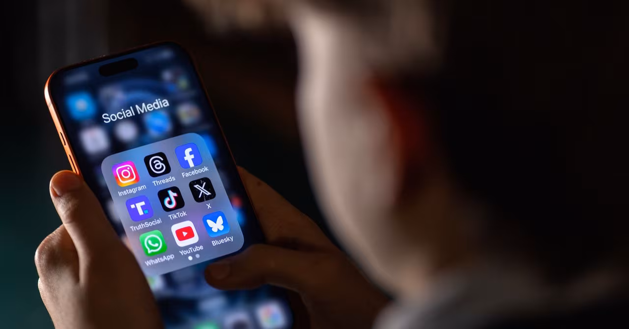 Meta ограничит Instagram для подростков после соглашения на $16,7 млрд 4 Мобильный телефон с папкой соцсетей и Instagram
