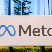 Белая рекламная табличка Meta с логотипом и названием