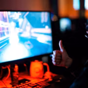 Microsoft дала временный фикс для проблем с играми в Windows 11 2 игрок за компьютером с наушниками и монитором Windows 11