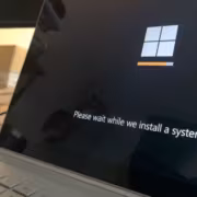 ноутбук с обновлением Windows 11 KB5121003