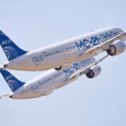 Минтранс назвал серийный выпуск МС-21, SJ-100 и Ту-214 приоритетом 2 два самолет МС-21 в небе отрывисто летят