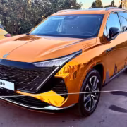 «Москвич» показал семиместный М90 с 200-сильным мотором 3 Кузов автомобиля, дверь, фару, капот, колёса, решётку радиатора