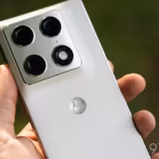 Мобильный телефон Motorola с четырьмя камерами,