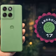 Моторола Razr со зелёным корпусом и четырьмя камерой