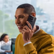 мужчина говорит по телефону в офисе смартфон Motorola GrapheneOS