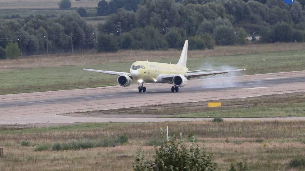 Самолет МС-21-310 на взлётной полосе