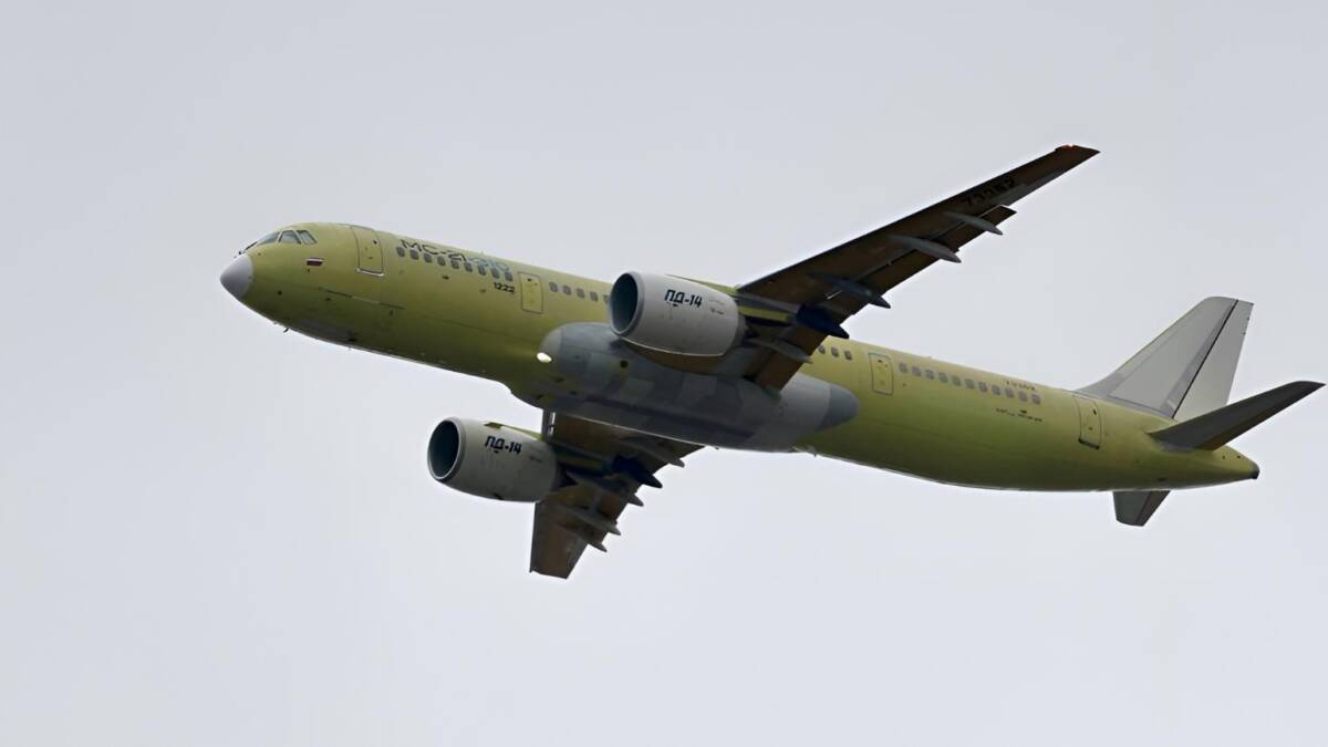 Самолет МС-21-310 в полёте в небе