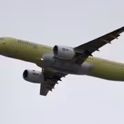 Самолет МС-21-310 в полёте в небе