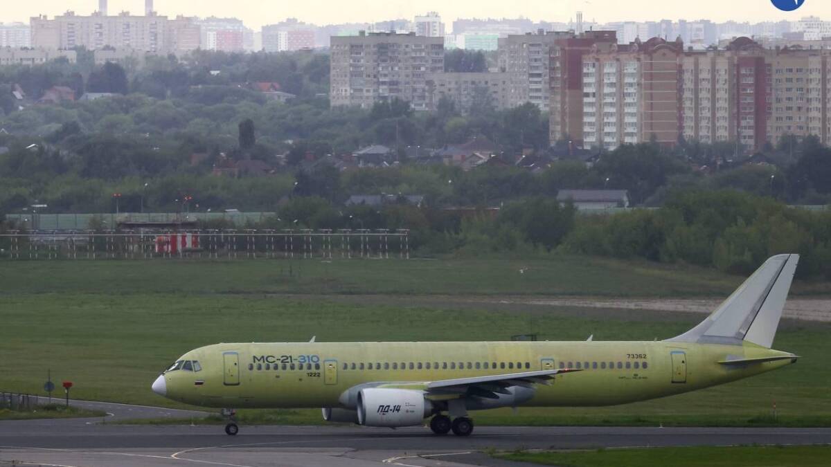 Самолет МС-21-310 на взлётной полосе