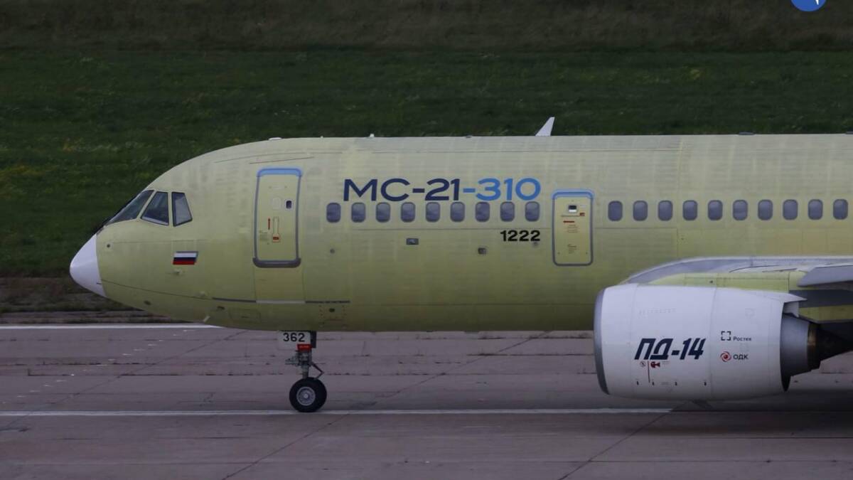 МС-21-310 самолет на взлетной полосе