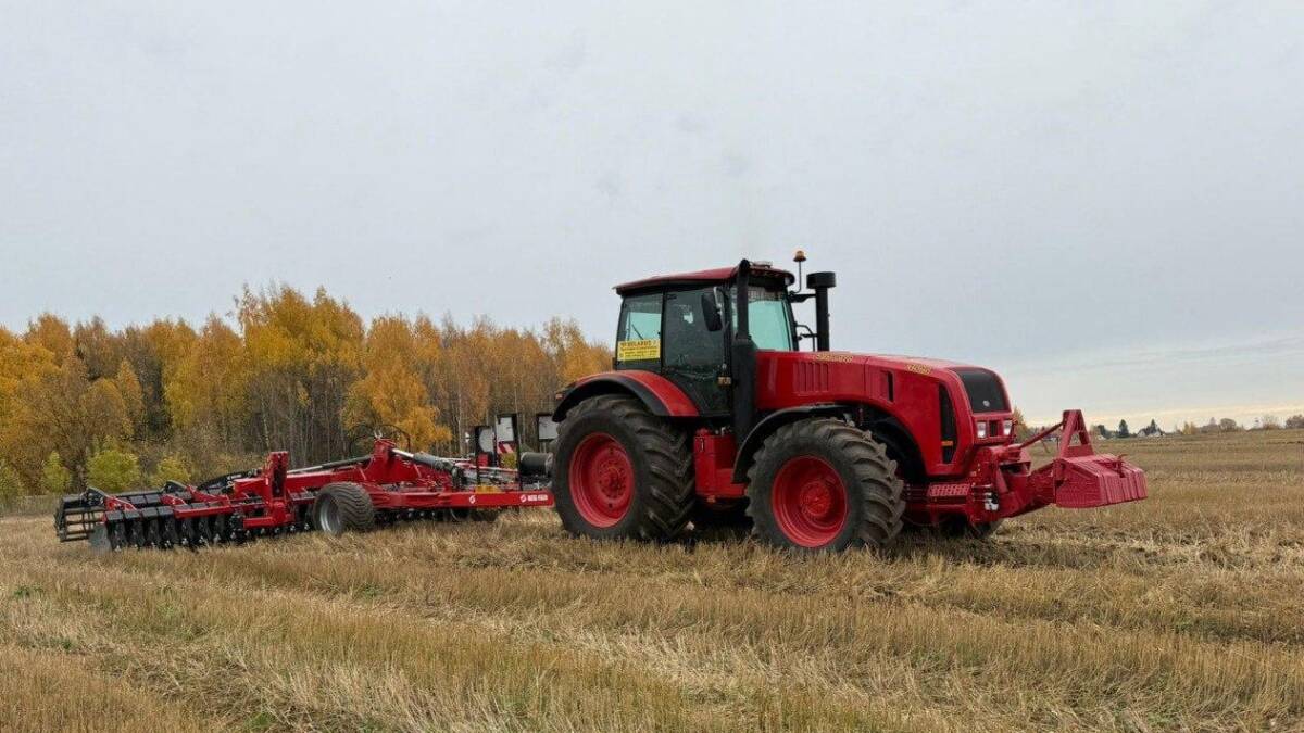 трактор МТЗ с сельскохозяйственным оборудованием на поле