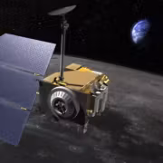 Лунный спутник LRO на фоне поверхности Луны и Земли