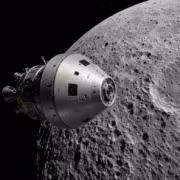 Космический корабль NASA возле Луны 2028 год