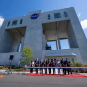 Люди на церемонии открытия аэродинамического комплекса NASA