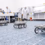 Роботы NASA на лабораторной площадке без команд с Земли