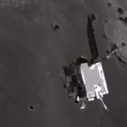 Модуль ناسا у кратера на Луне и ракетный след Falcon 9