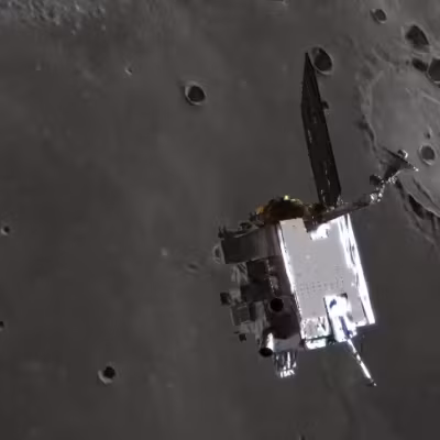 Модуль ناسا у кратера на Луне и ракетный след Falcon 9